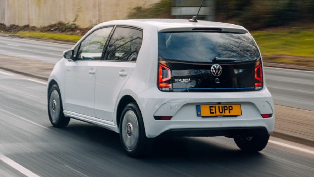 VW UP 2023 branco na estrada