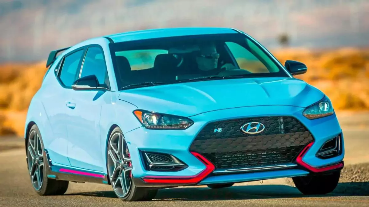 Veloster N azul na estrada
