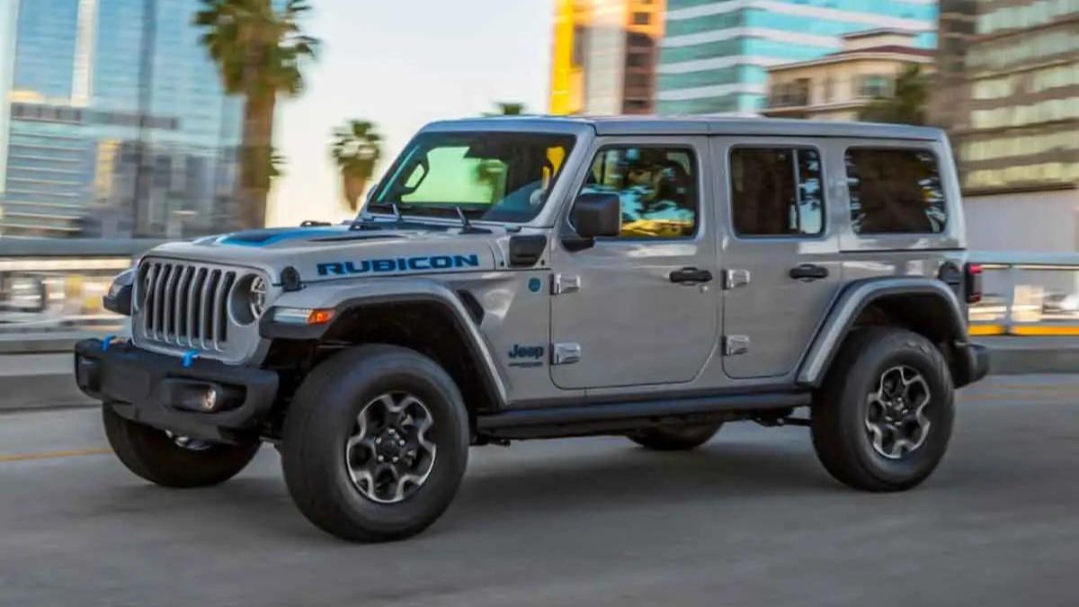 Exterior do Jeep Wrangler 2023, versão Rubicon, na cor cinza