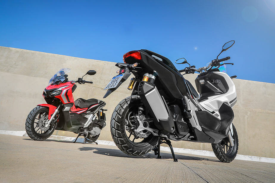 Foto de duas ADV 150 2023 estacionada