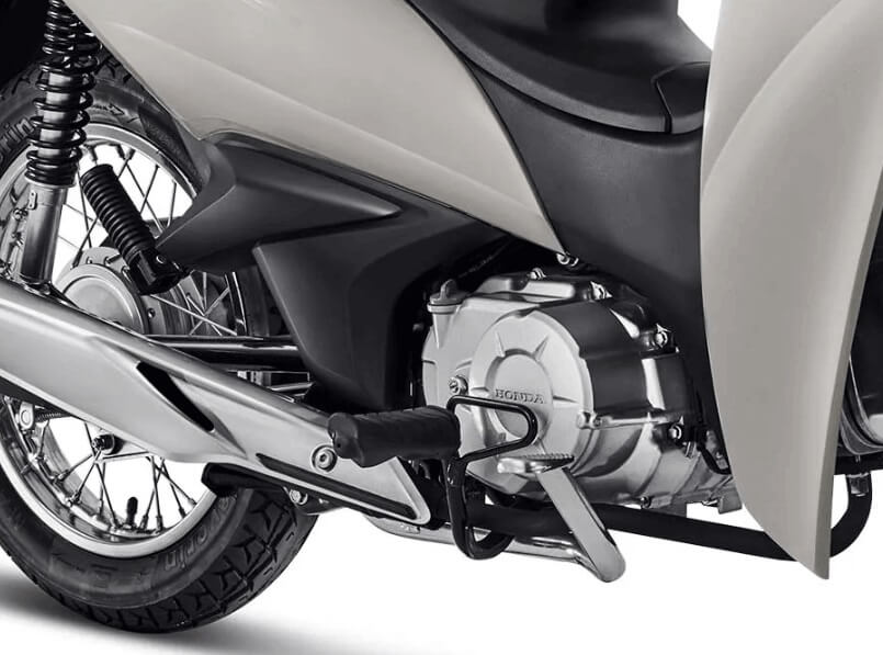 Foto que mostra o motor da Biz 110i