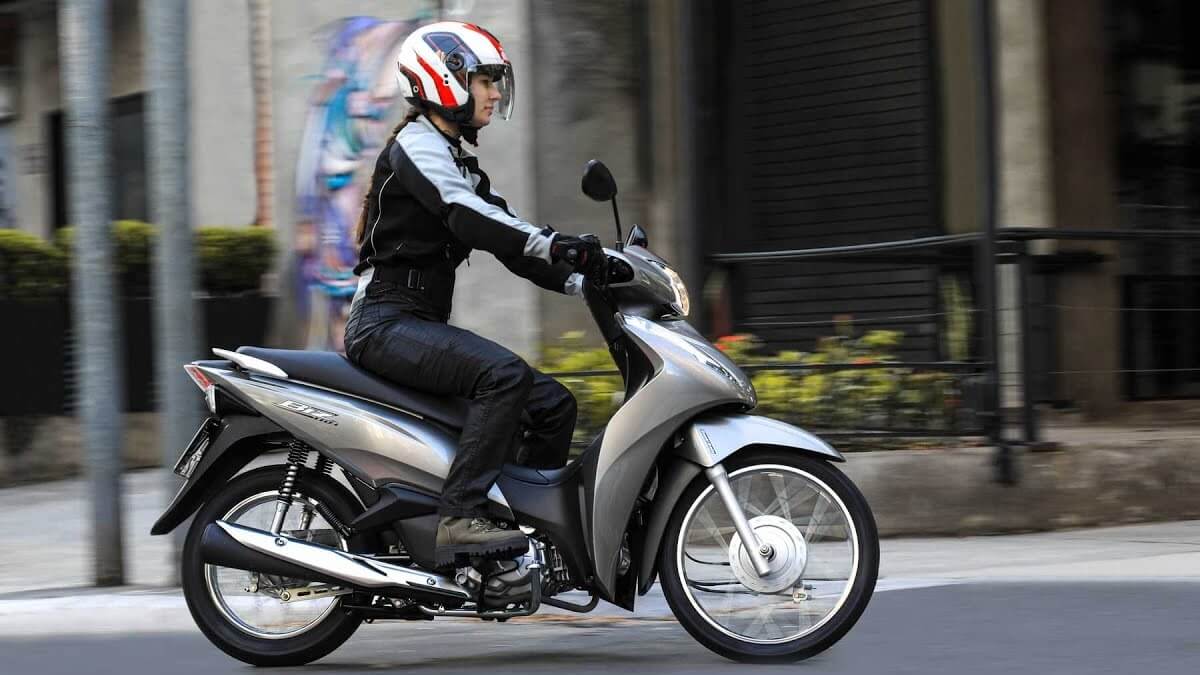 Foto de uma mulher pilotando uma Biz 125 2023