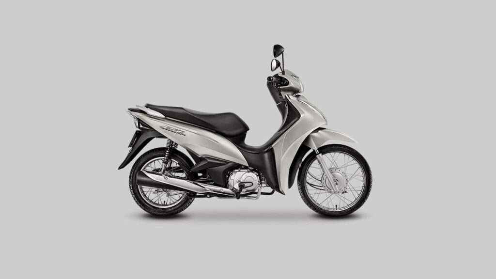 Foto lateral de uma Honda Biz 110i 2023 na cor prata preolizado