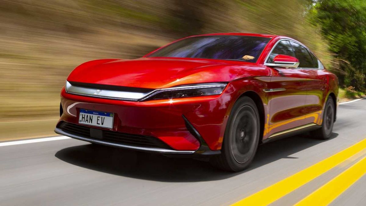 BYD Han vermelho na estrada