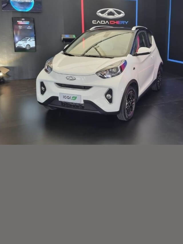 Foto frontal de um Chery iCar 2023 branco
