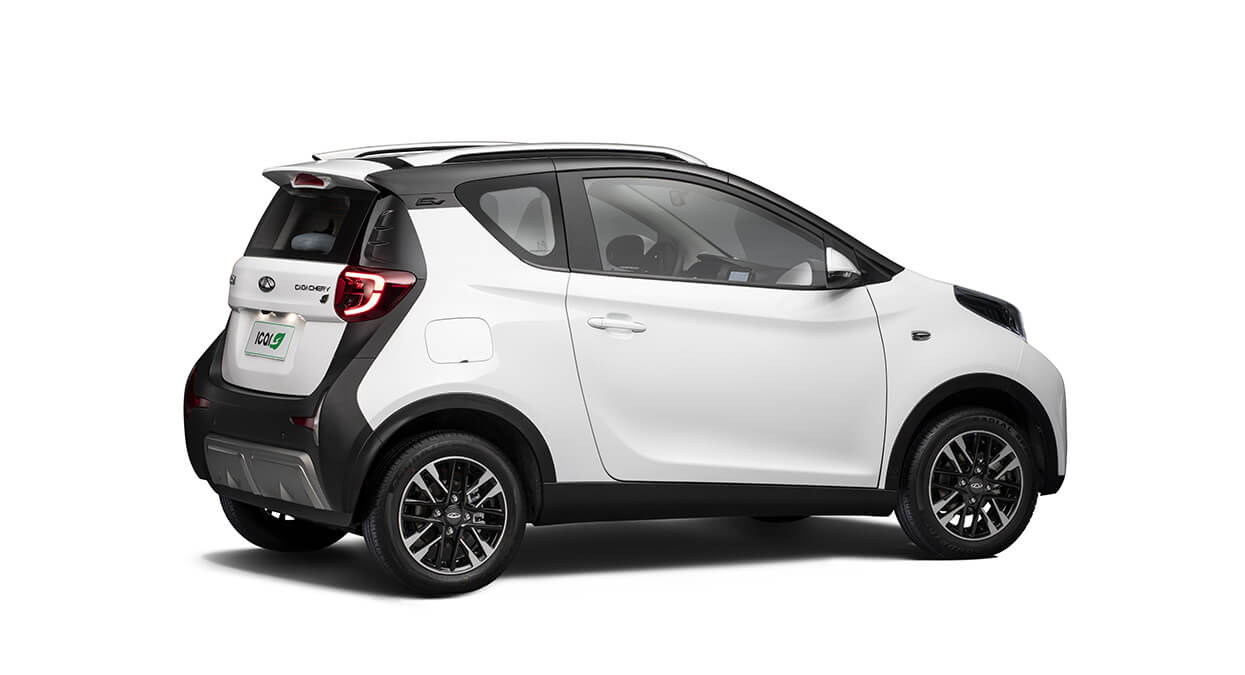 Foto lateral de um Chery iCar 2023 branco