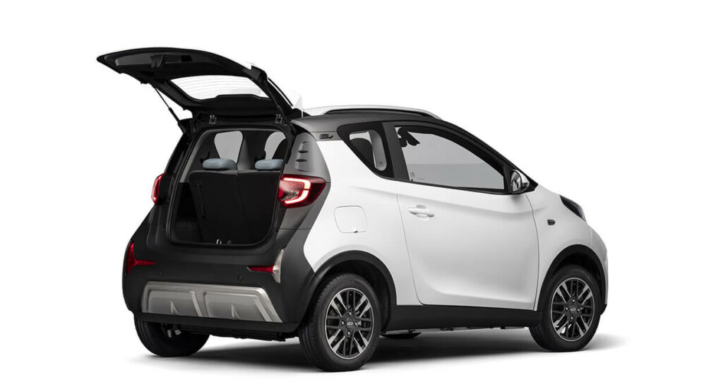 Foto lateral do Caoa Chery iCar 2023 com o porta-malas aberto