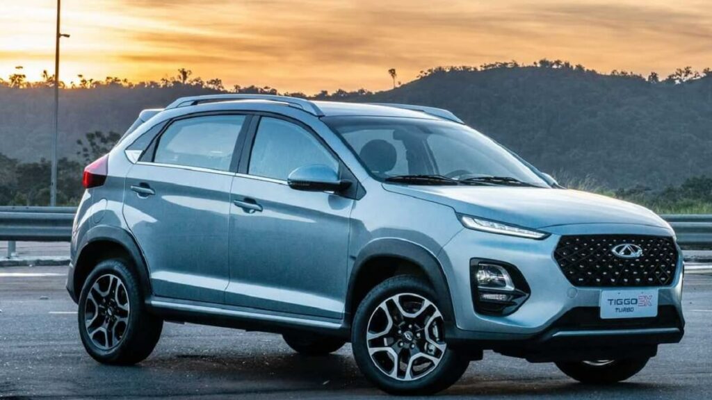 Tiggo 3X 2023 Branco estacionado