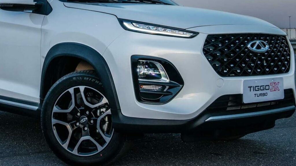 Foto frontal de um Tiggo 3X 2023 branco