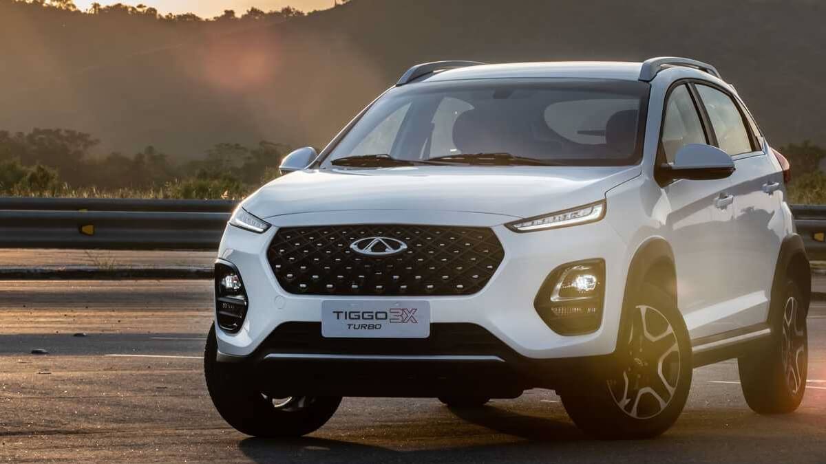 Foto frontal de um Caoa Chery Tiggo 3X 2023 branco