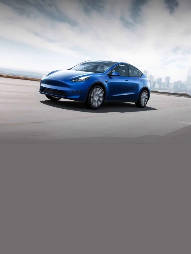Foto de um Tesla Model y 2022 andando na estrada
