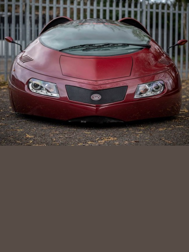 Foto frontal de um carro ETV muito Bizarro