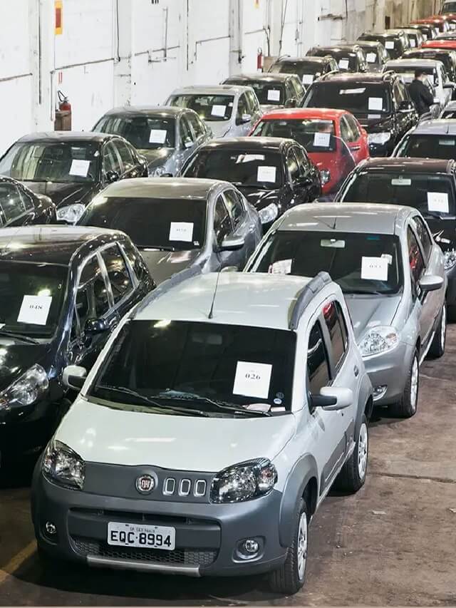 Foto frontal de carros de leilão estacionados em fileira