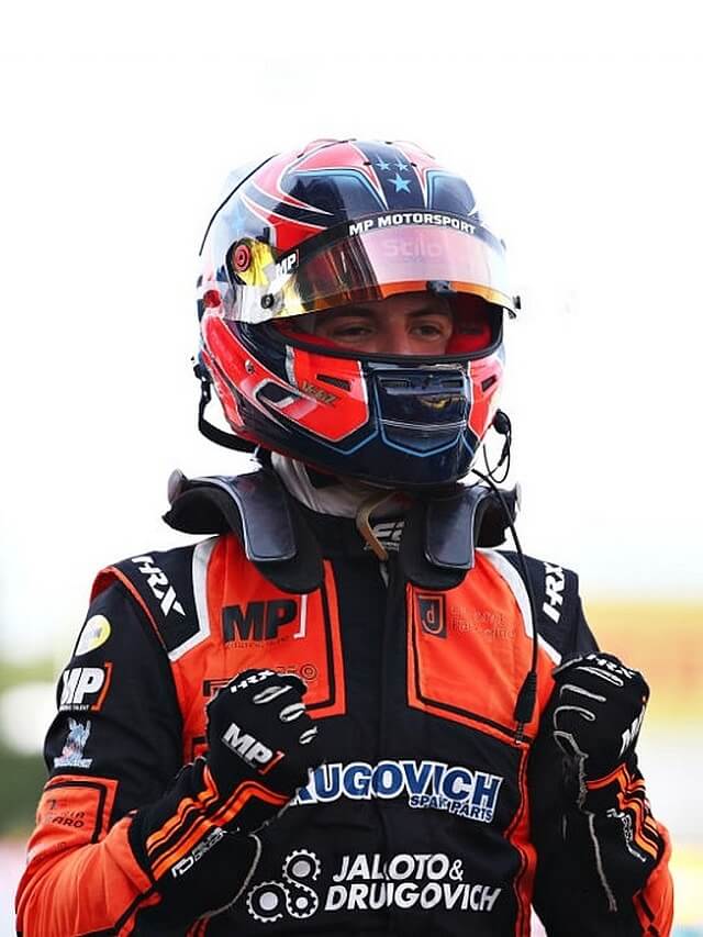 Foto de Felipe Drugovich comemorando