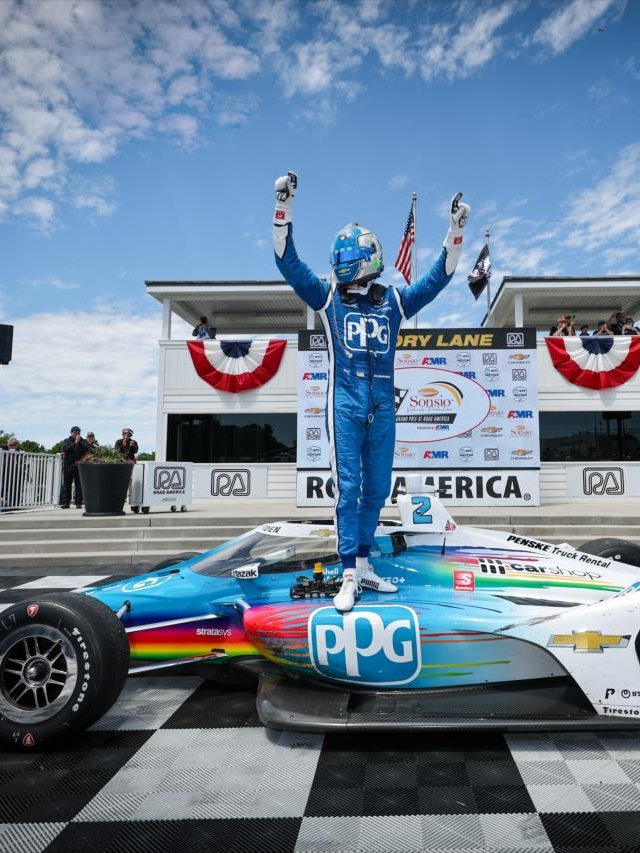 Josef Newgarden em cima do carro comemorando a vitória