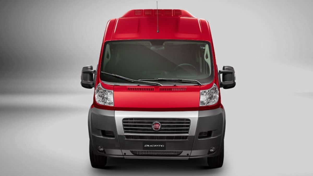 Frente da Ducato 2023 vermelha