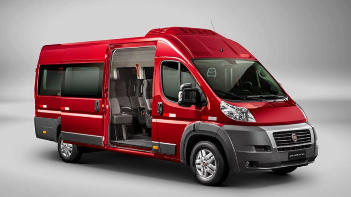 Van Ducato 2023 lateral com a porta aberta