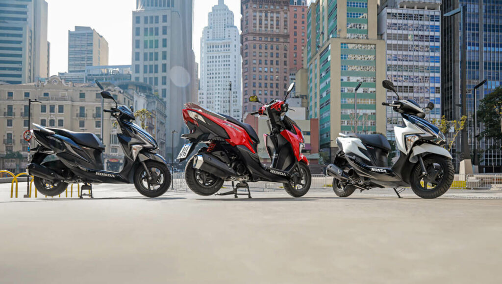 Foto de três Elite 125 2023 nas três cores cinza, vermelho e branco