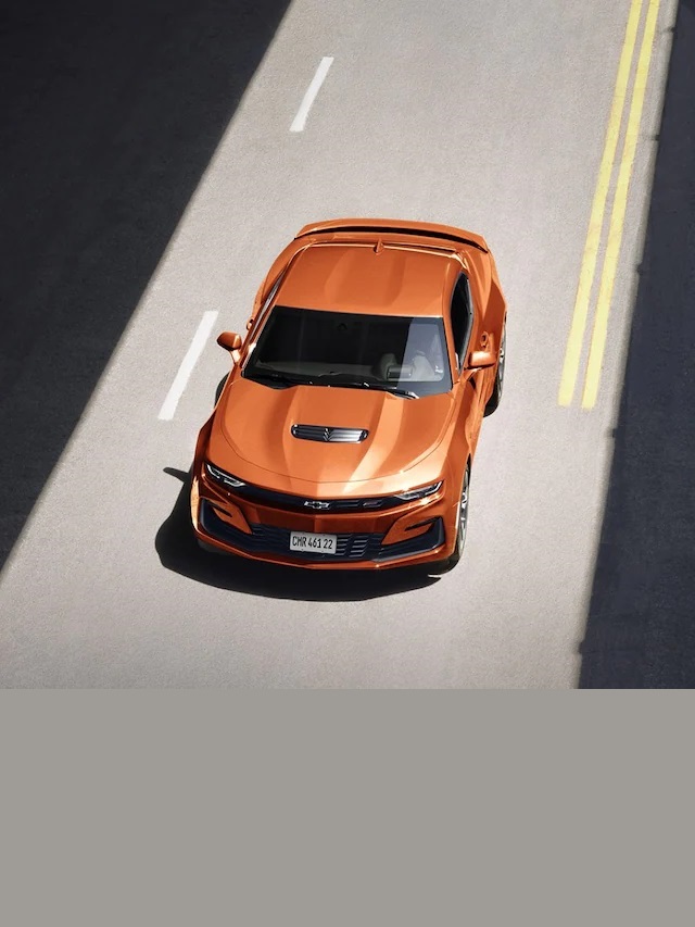 Foto do novo Camaro 2023 na cor laranja