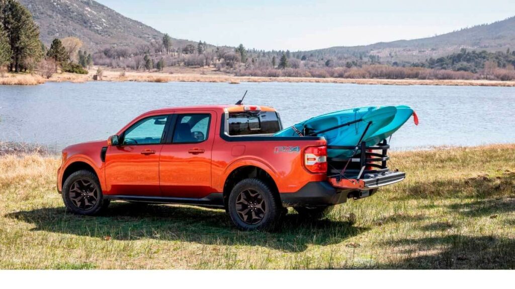 Foto lateral de um Ford Maverick Laranja nperto de uma lagoa