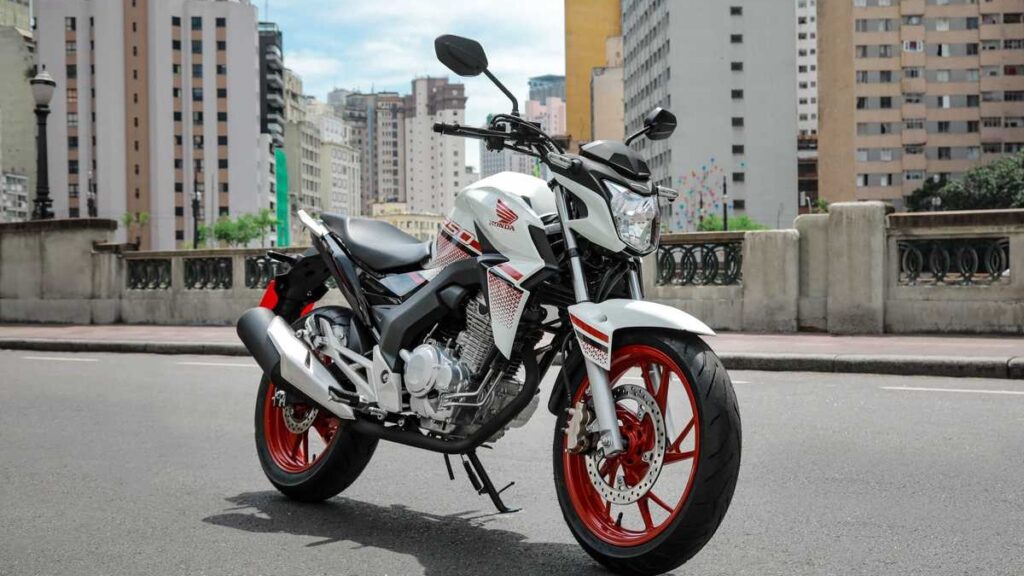 Foto de uma Honda CB Twister 2023 branca