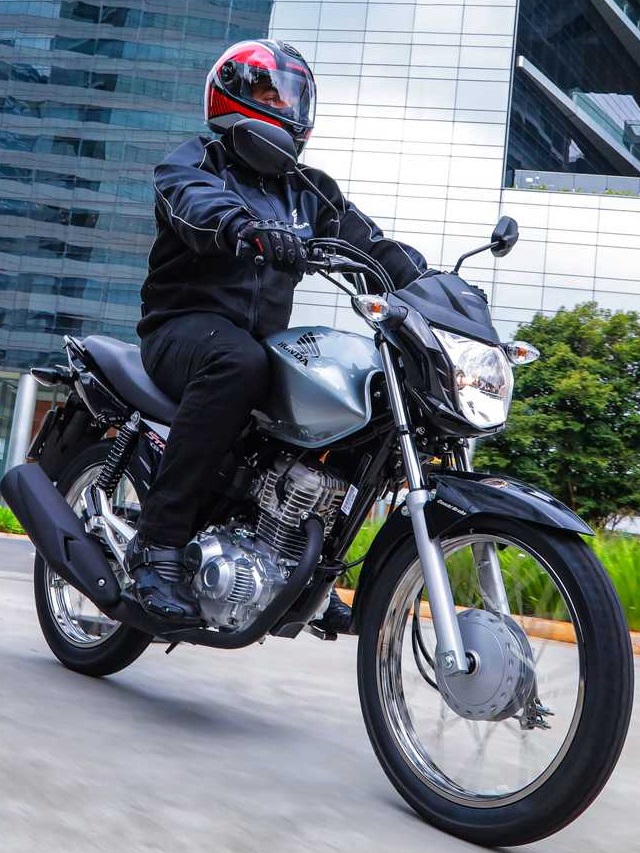 Foto frontal com um piloto dirigindo a Honda CG 160 2023 na cor Cinza Metálico