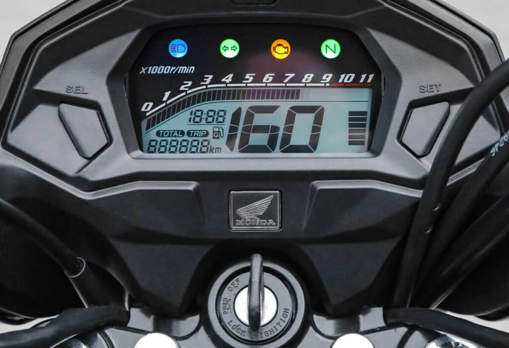 Painel digital da Honda CG 160 Fan 2023 no painel aparece a velocidade de 160 km/h e as luzes alta e o alerta de seta direita e esquerda estão ligados.