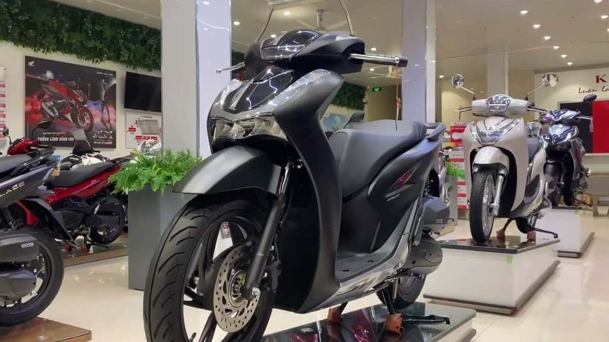 Foto frontal de uma SH 150i 2023