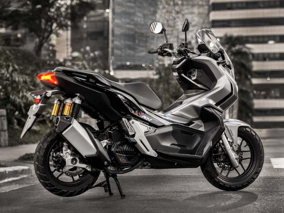 Honda ADV 2023 cinza.