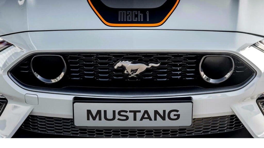 Foto frontal do Mustang 2023