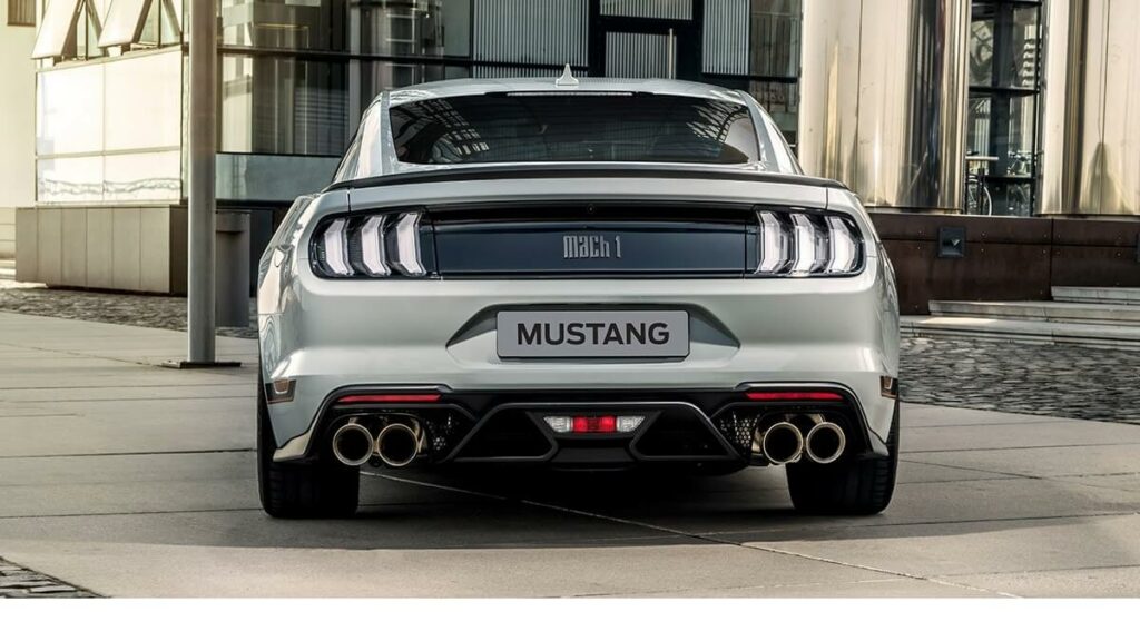 Traseira do Mustang 2023 com 4 saídas no escapamento