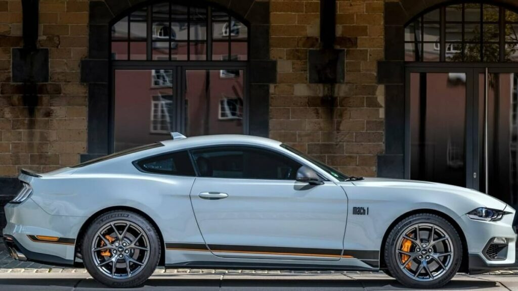 Foto lateral de um Mustang 2023 Branco