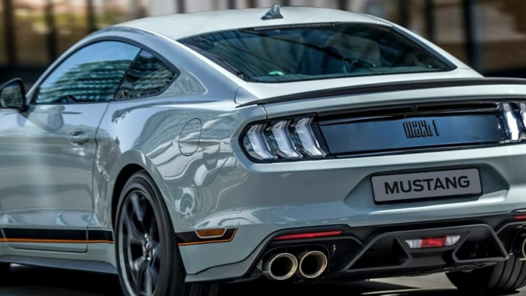 Foto da traseira do Mustang Mach 1 2023 branco
