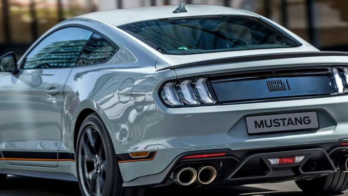 Foto da traseira do Mustang 2023 branco