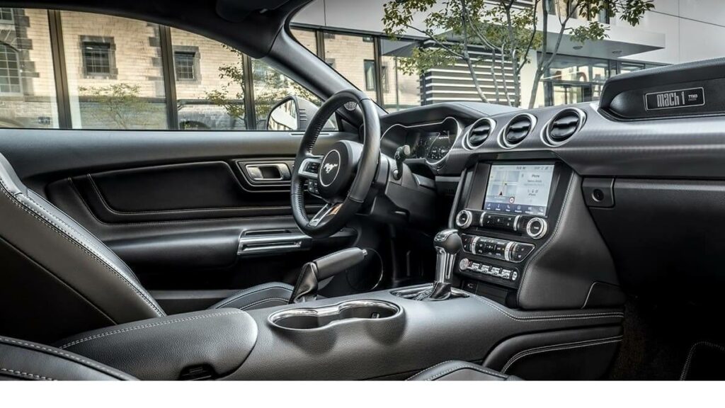 Foto do interior do Mustang 2023