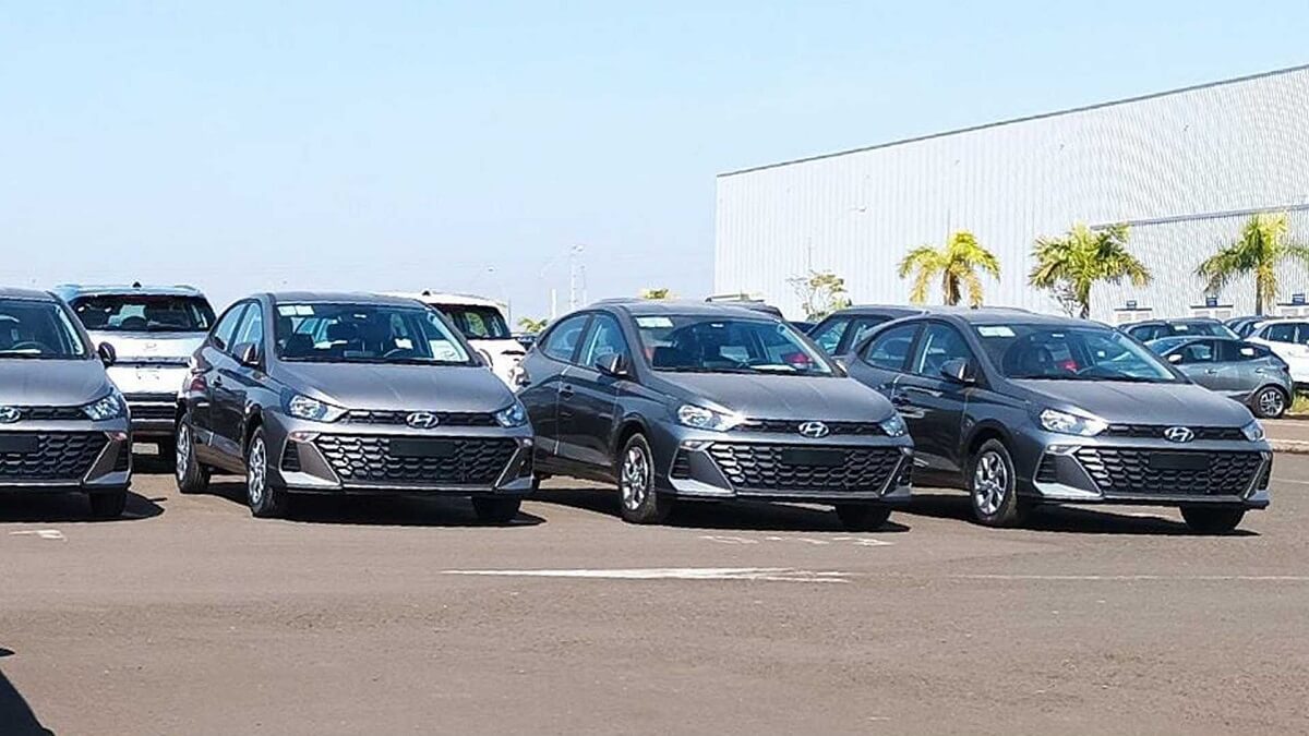 Nova dianteira Hyundai HB20 2023 prata