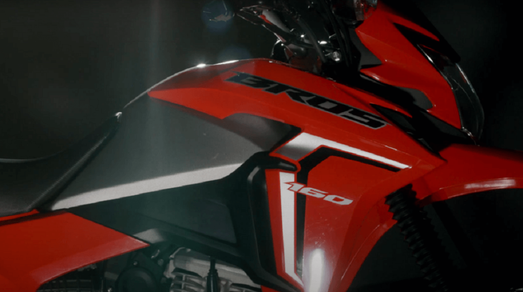 Foto que mostra o tanque da NXR 160 Bros 2023 na cor vermelha