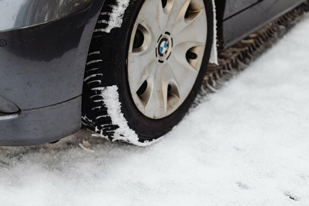 Pneus especiais de BMW andando na neve