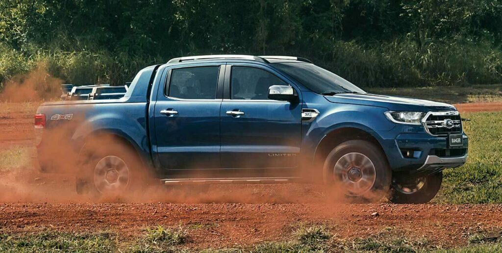 Foto lateral de uma Ranger 2023 azul