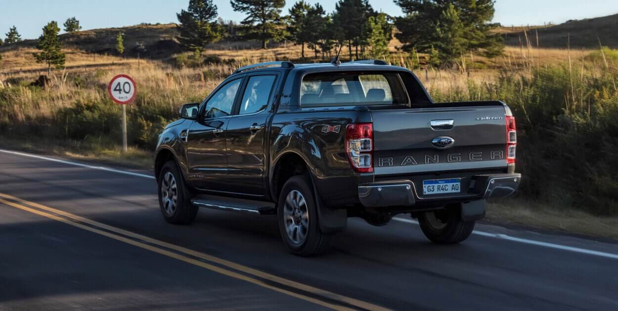 Foto lateral traseira de uma Ranger 2023