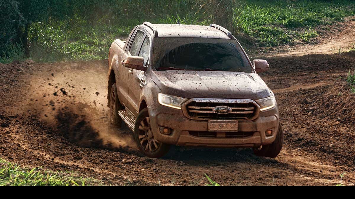 Foto frontal de uma Ranger 2023 branca