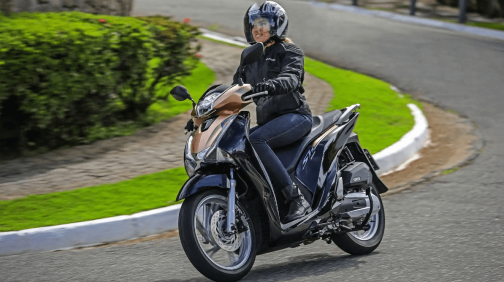 Foto de uma mulher pilotando uma SH 150i 2023