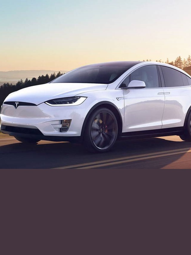 Foto frontal de um Tesla Model X 2022