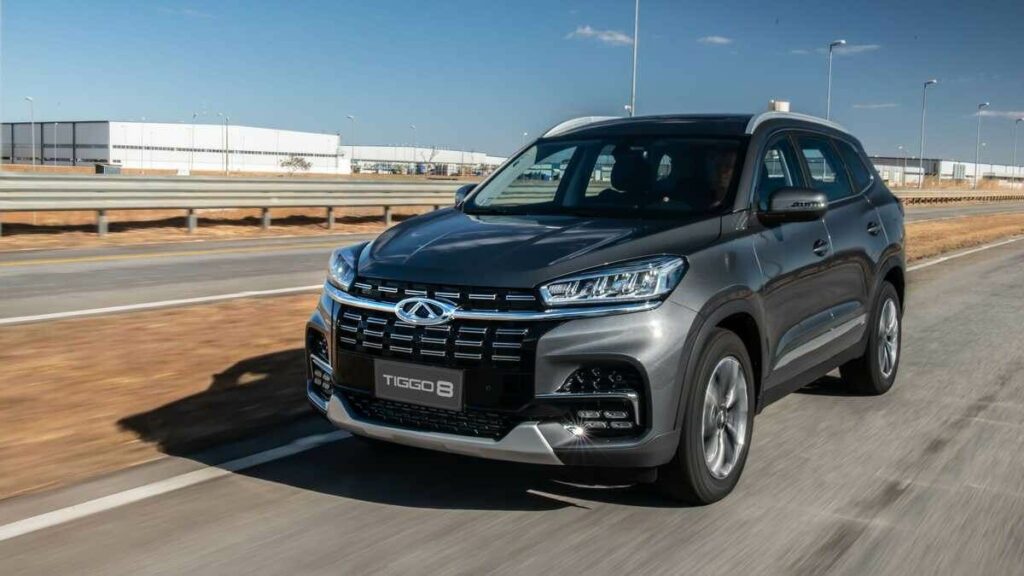 Tiggo 8 2023 sendo pilotado em ma pista
