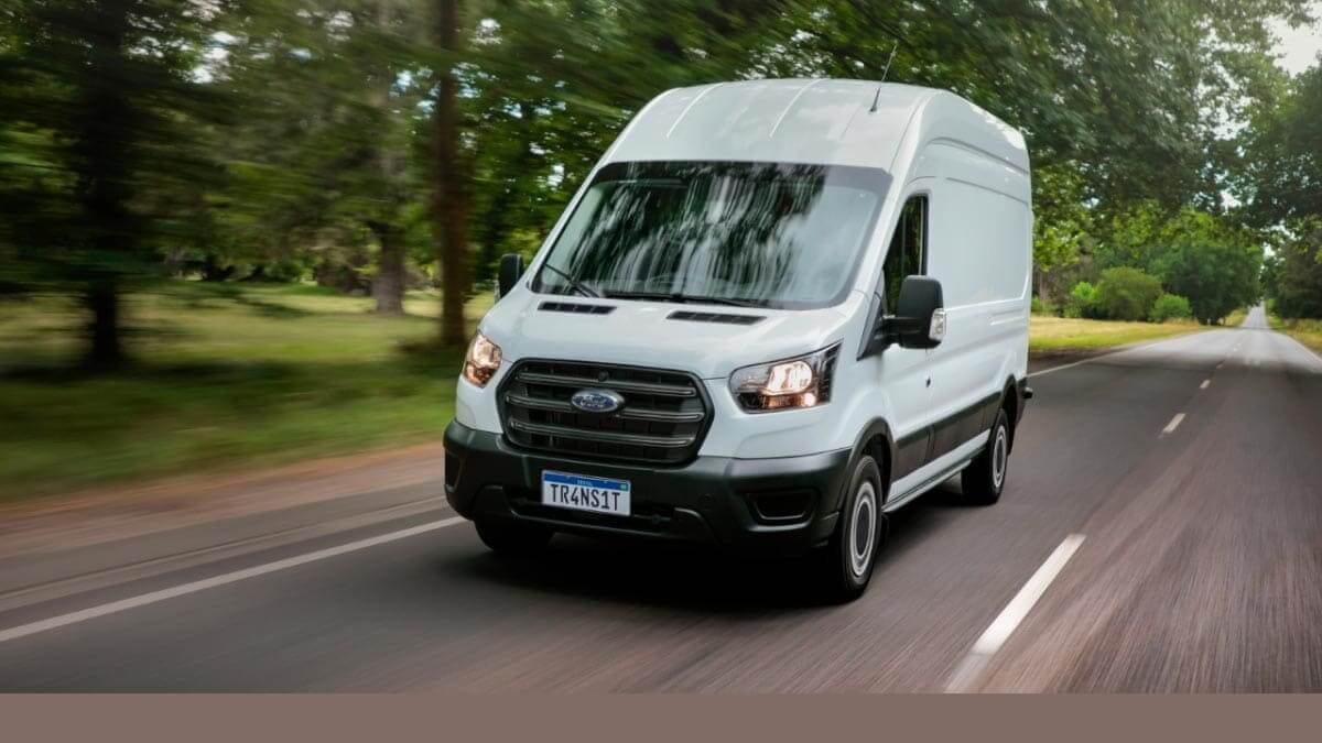 Ford Transti 2023 andando na estrada