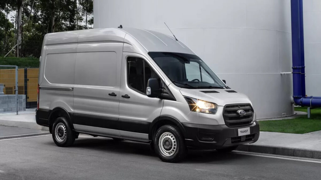 Foto lateral frontal da Transit 2023 Cinza