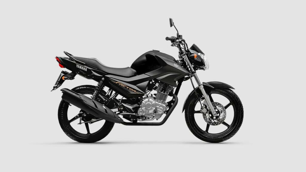 Foto lateral de uma 125i Factor 2023 preta estacionada