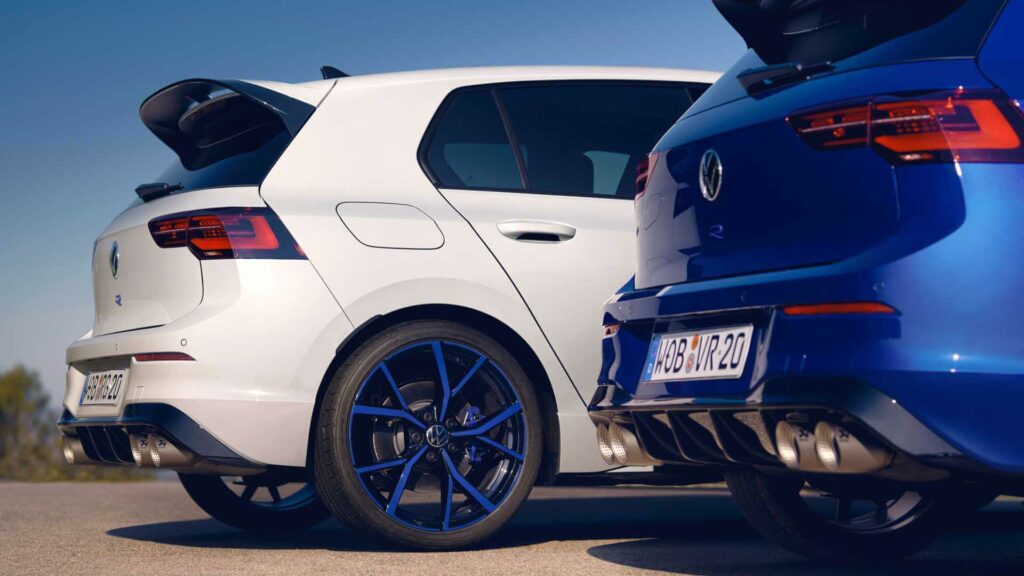 Foto da traseira de dois VW Golf 2023
