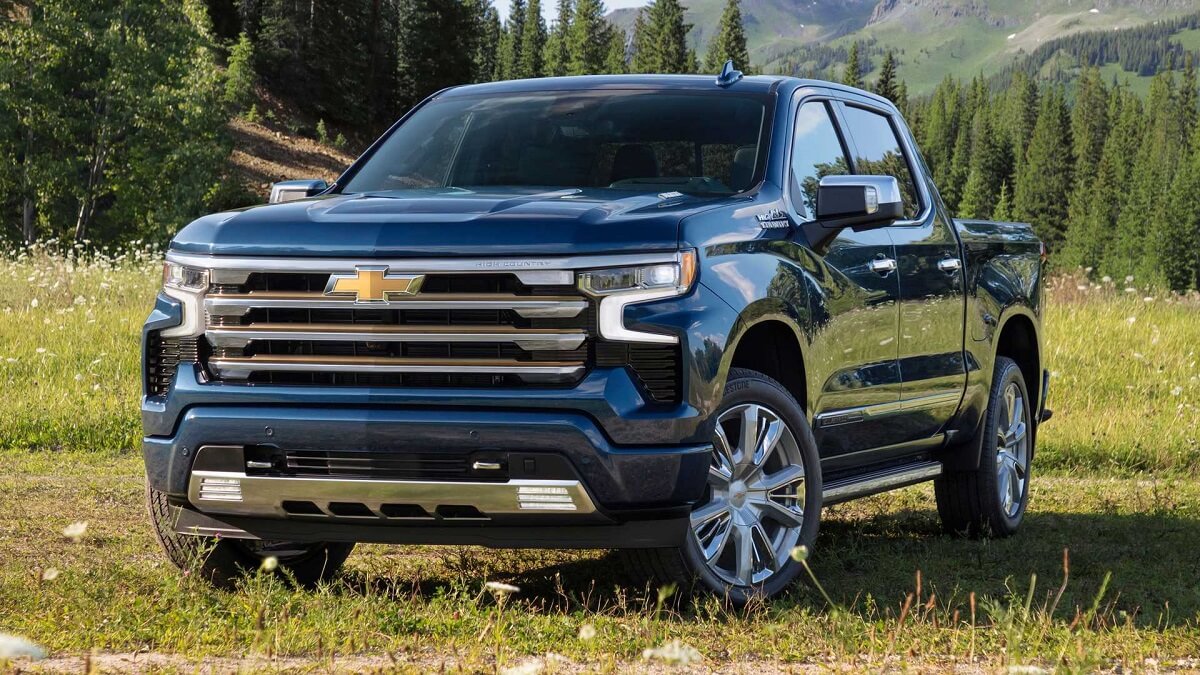 Foto frontal de uma Chevrolet Silverado 2023
