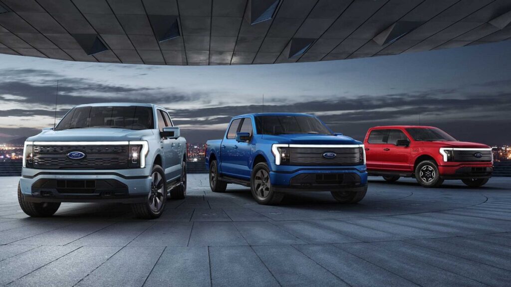 Foto de três Ford F-150 Lightning 2023